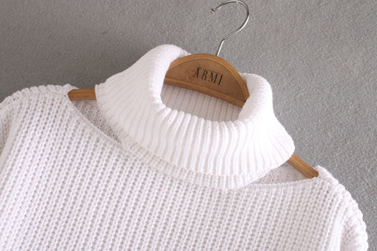 Női vastag pulóver pólógallérral és gyöngyökkel, fehér színben