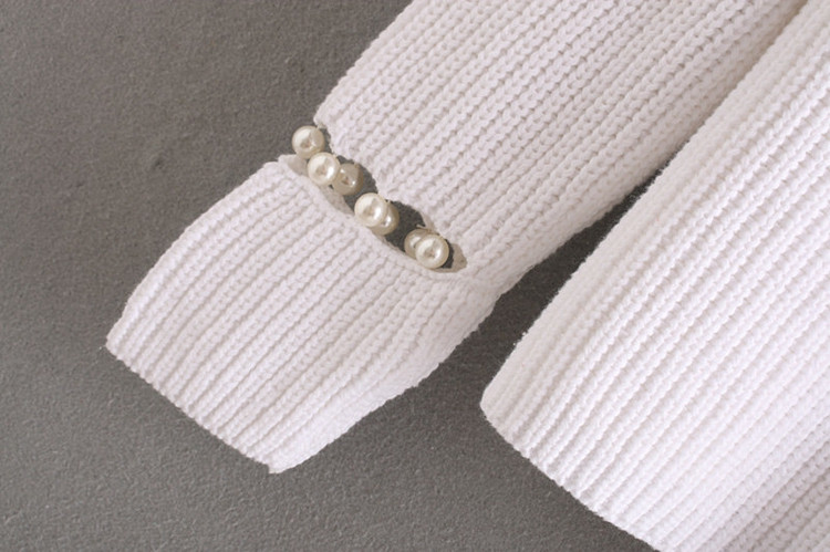 Női vastag pulóver pólógallérral és gyöngyökkel, fehér színben