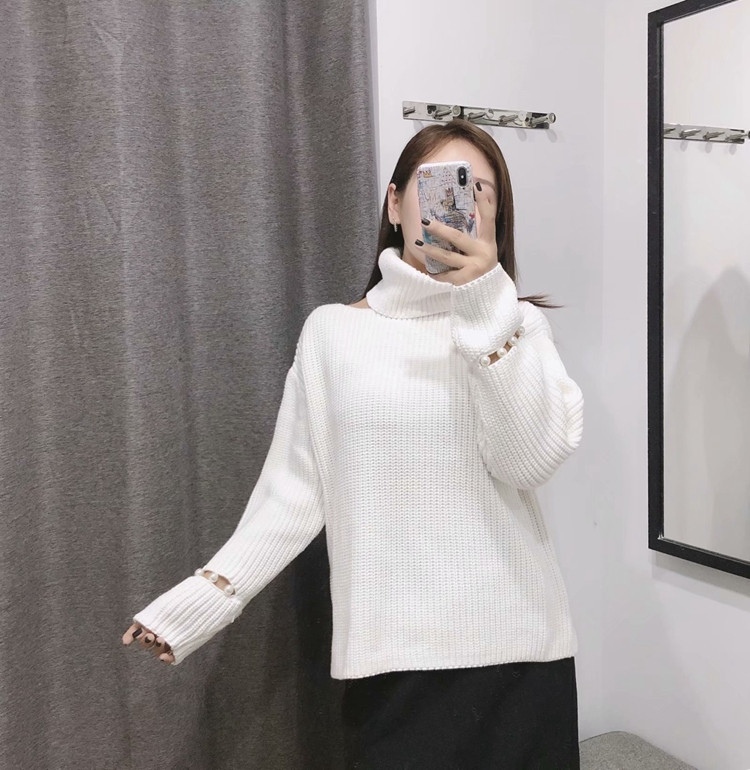 Női vastag pulóver pólógallérral és gyöngyökkel, fehér színben