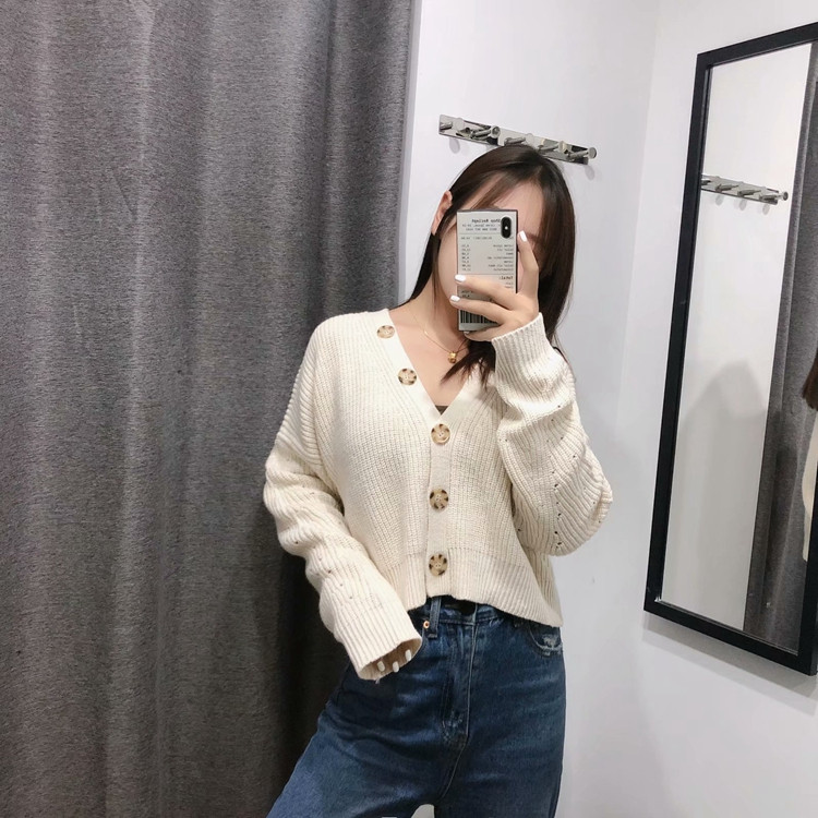 Rövid, bézs színű női mellény gombokkal és spitz nyakkivágással