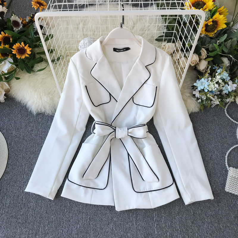 Modern női kabát fűzővel és zsebbel fehér és fekete színben