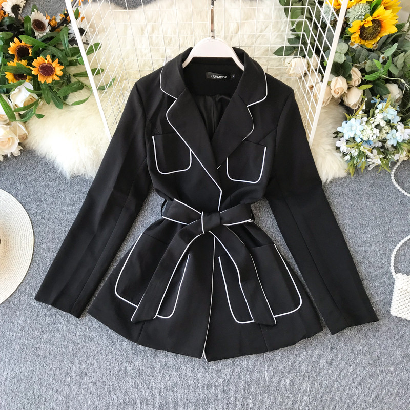 Modern női kabát fűzővel és zsebbel fehér és fekete színben