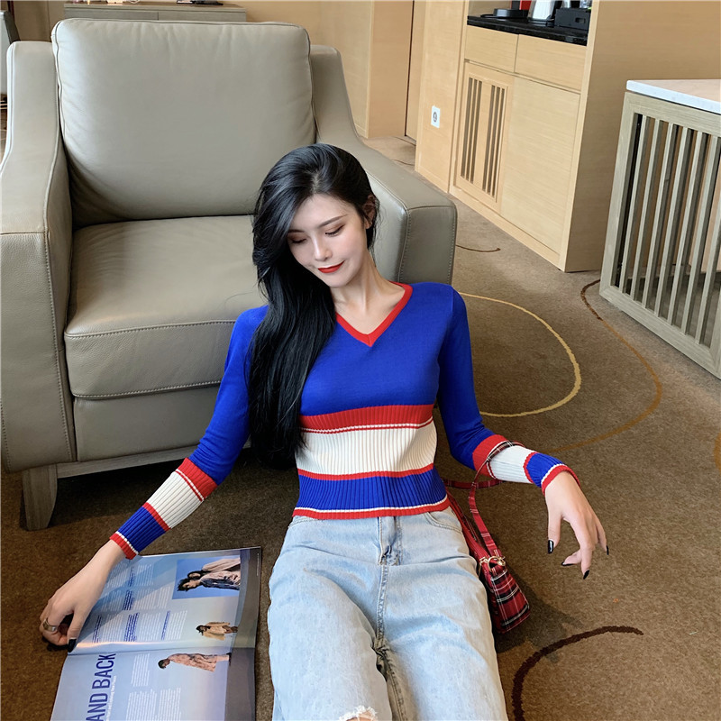 Női rövid blúz hosszú ujjal, spitz nyakkivágással