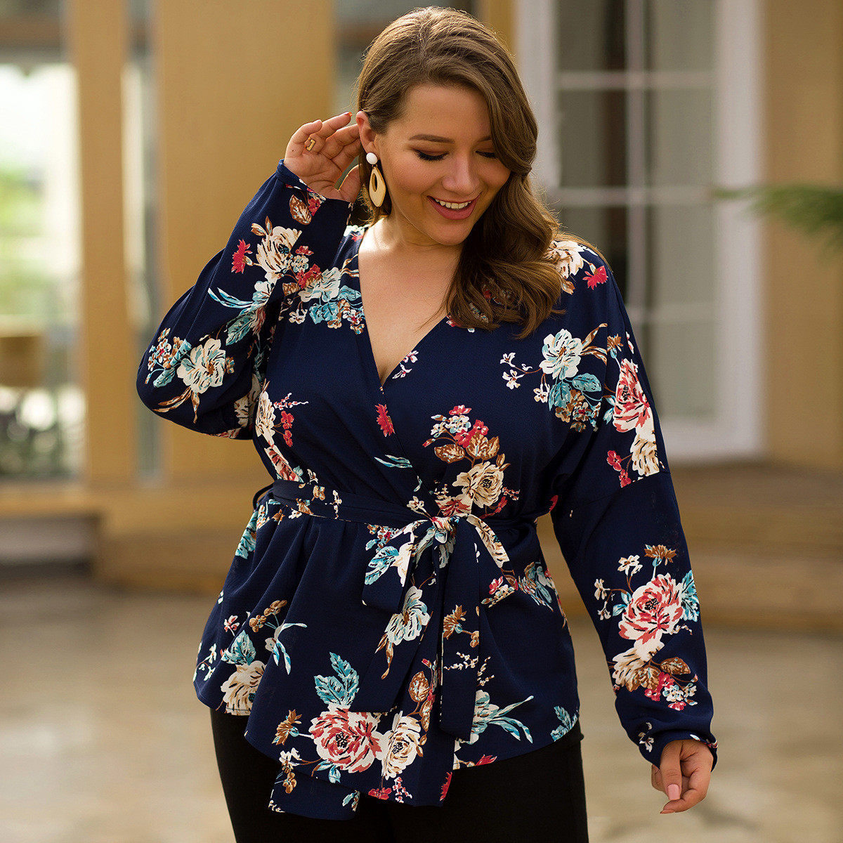 Modern női ing mély nyakkivágással és kék virágmintával