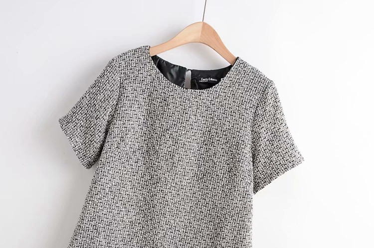 Rochie scurtă în carouri cu decolteu oval și mâneci scurte