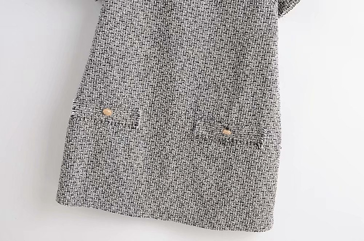 Rochie scurtă în carouri cu decolteu oval și mâneci scurte