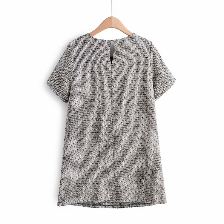 Rochie scurtă în carouri cu decolteu oval și mâneci scurte