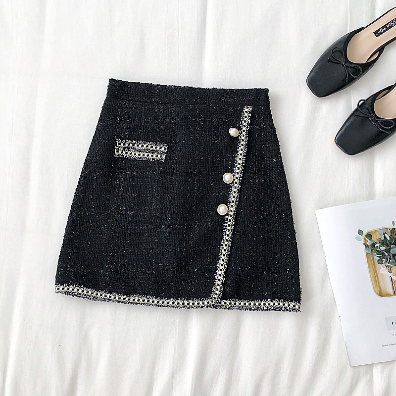 Aktuális női szoknya fekete-fehér színben, gombokkal