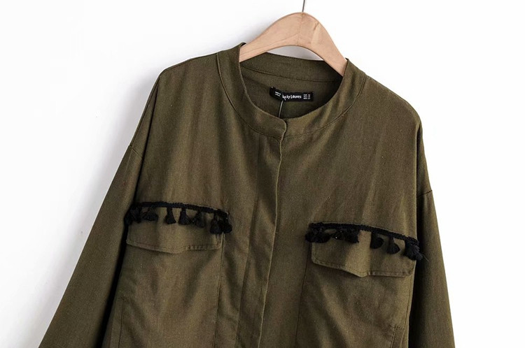 Vékony tavaszi-őszi kabát sötét színben, zsebekkel és rojtokkal