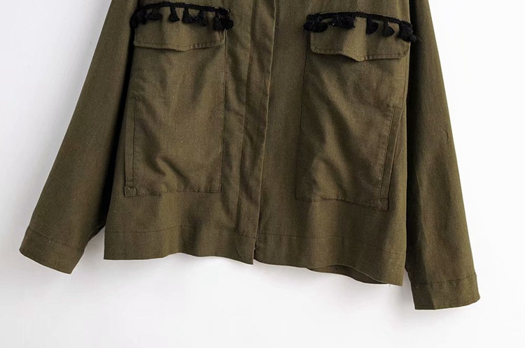 Vékony tavaszi-őszi kabát sötét színben, zsebekkel és rojtokkal