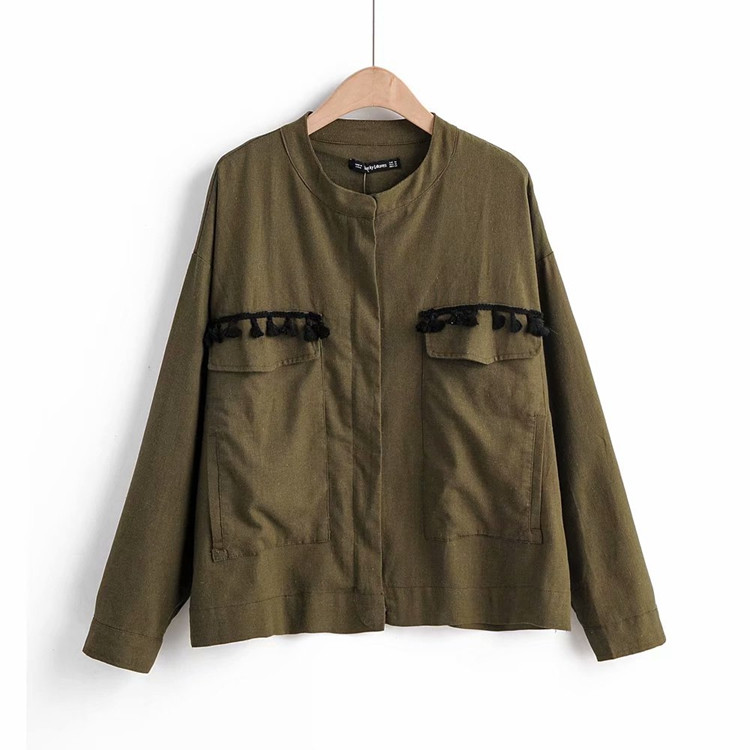 Vékony tavaszi-őszi kabát sötét színben, zsebekkel és rojtokkal