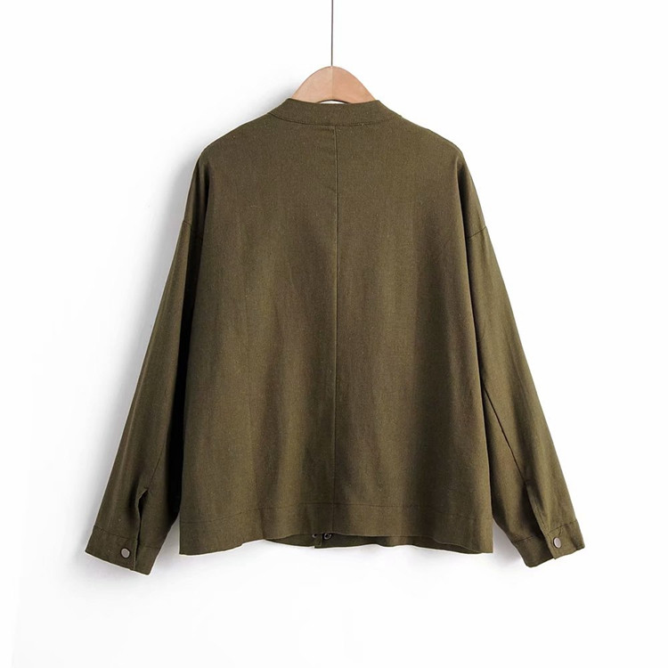 Vékony tavaszi-őszi kabát sötét színben, zsebekkel és rojtokkal