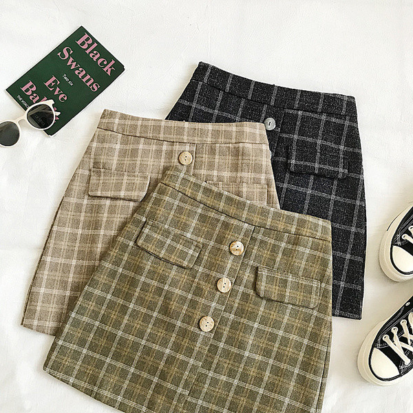 Kockás női szoknya három színben, gombokkal, magas derékkal