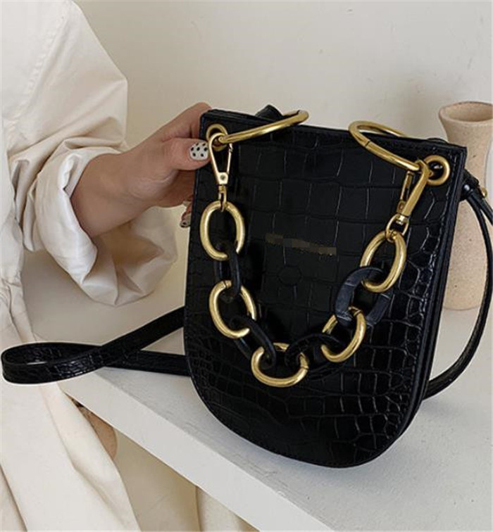 Μοντέρνα γυναικεία τσάντα από οικολογικό δέρμα σε τρία χρώματα με μεταλλική αλυσίδα