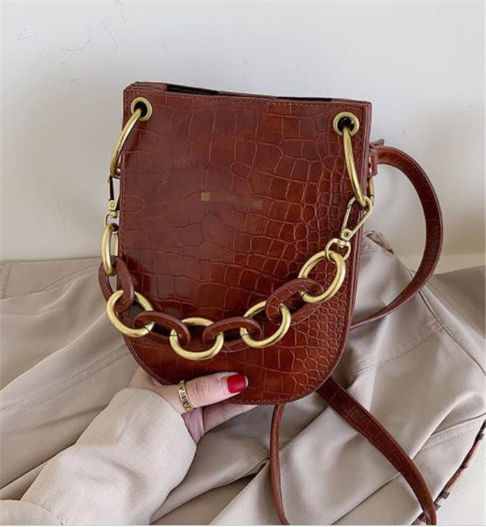 Μοντέρνα γυναικεία τσάντα από οικολογικό δέρμα σε τρία χρώματα με μεταλλική αλυσίδα