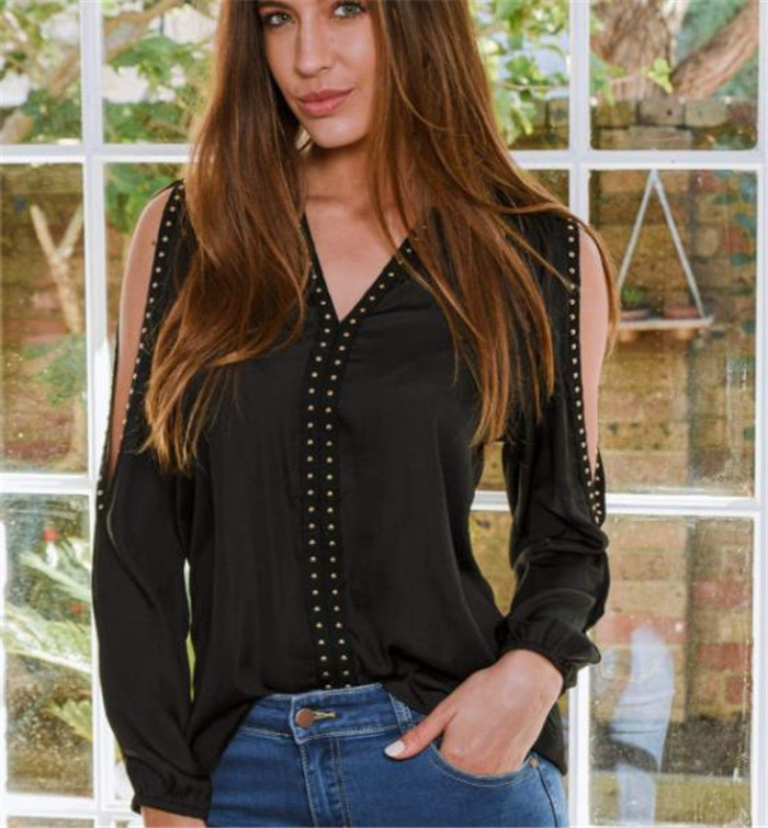 Modern női blúz csupasz váll és spitz nyakkivágással fekete színben