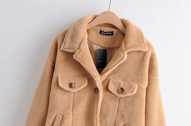 Női pehelykabát bézs színű gombokkal és zsebekkel