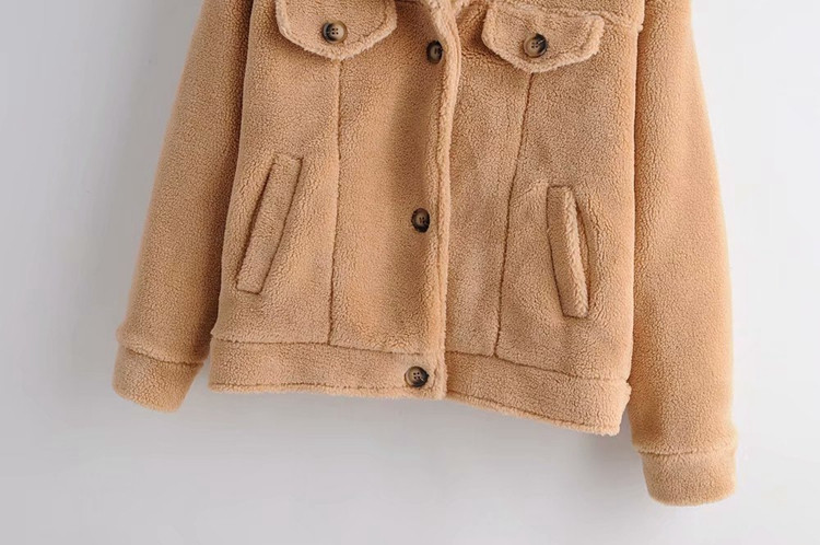 Női pehelykabát bézs színű gombokkal és zsebekkel