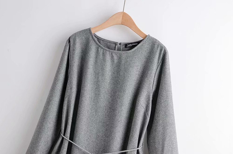 Szürke női ruha, derékban megkötős - szabású modell