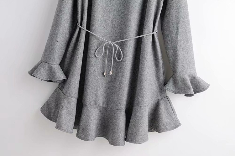 Szürke női ruha, derékban megkötős - szabású modell