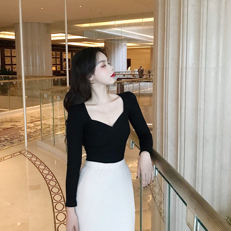 Modern női blúz fekete színben, spitz nyakkivágással