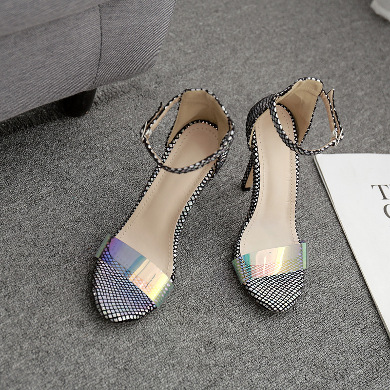 Elegáns női magas sarkú cipő csattal és állatmintával, ezüst színben