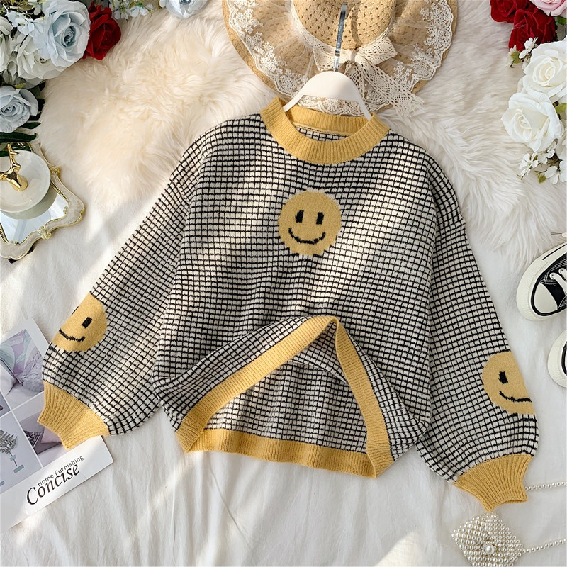 Μοντέρνο γυναικείο πουλόβερμε εφαρμογή και O-λαιμόκοψη