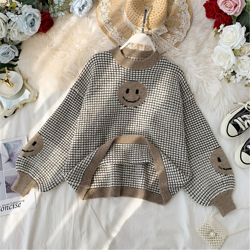 Μοντέρνο γυναικείο πουλόβερμε εφαρμογή και O-λαιμόκοψη