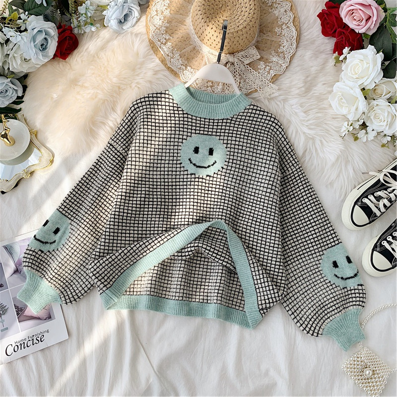 Μοντέρνο γυναικείο πουλόβερμε εφαρμογή και O-λαιμόκοψη