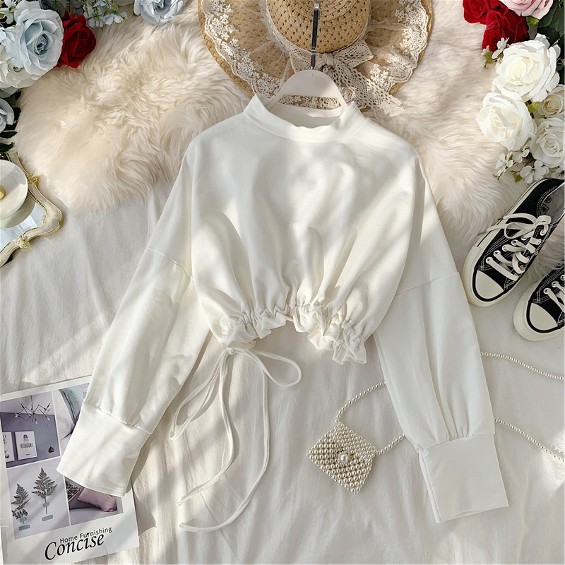 Modern női rövid blúz, fehér nyakkendővel