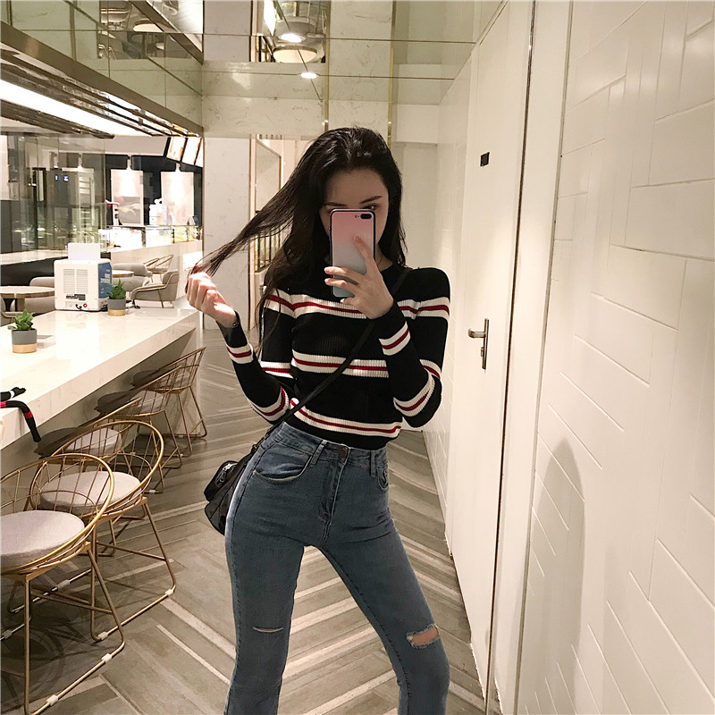 Κοντύ γυναικεία μπλούζα σε δύο χρώματα με μακρύ μανίκι