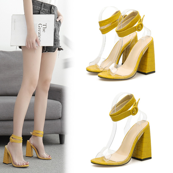 Elegáns női magas sarkú cipő sárga csattal