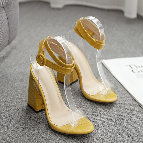 Elegáns női magas sarkú cipő sárga csattal