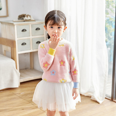 Актуален детски пуловер в розов цвят и флорални мотиви в розов цвят 