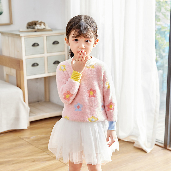 Aktuális gyerekpulóver rózsaszínben és virágmotívumokkal rózsaszínben