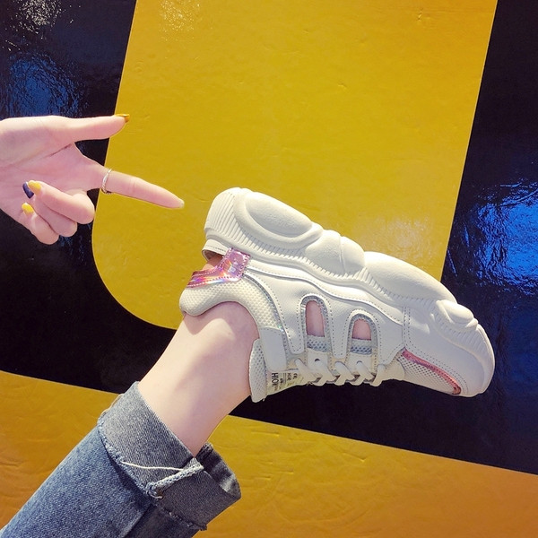 Női topikus tornacipő durva talppal, két színben