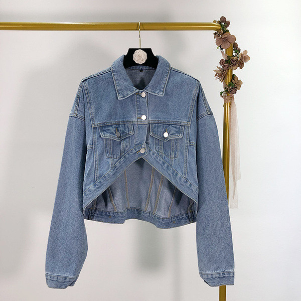 Rövid aszimmetrikus farmerdzseki kék színben, hosszú ujjal