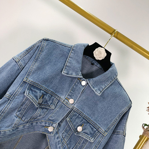 Rövid aszimmetrikus farmerdzseki kék színben, hosszú ujjal