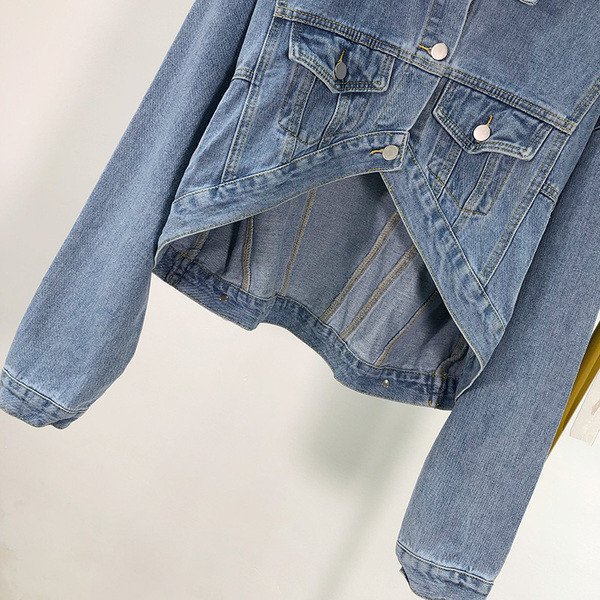 Rövid aszimmetrikus farmerdzseki kék színben, hosszú ujjal