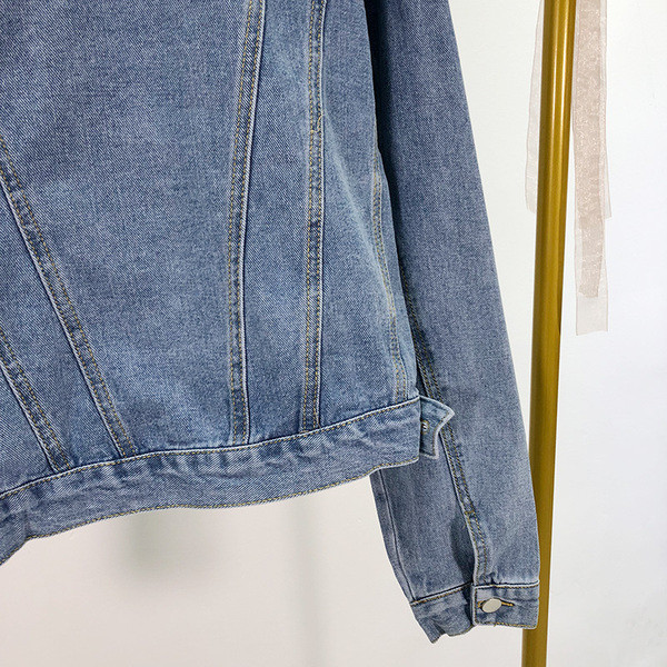 Rövid aszimmetrikus farmerdzseki kék színben, hosszú ujjal