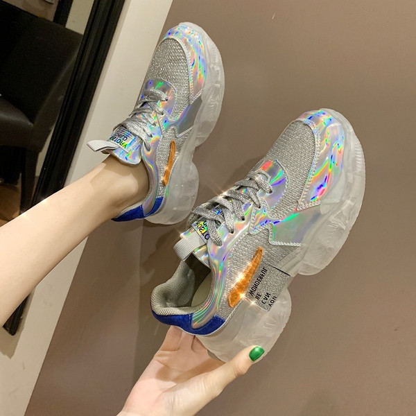 Stílusos női tornacipő fényes hatású szürke színben