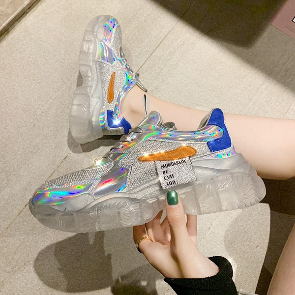 Stílusos női tornacipő fényes hatású szürke színben