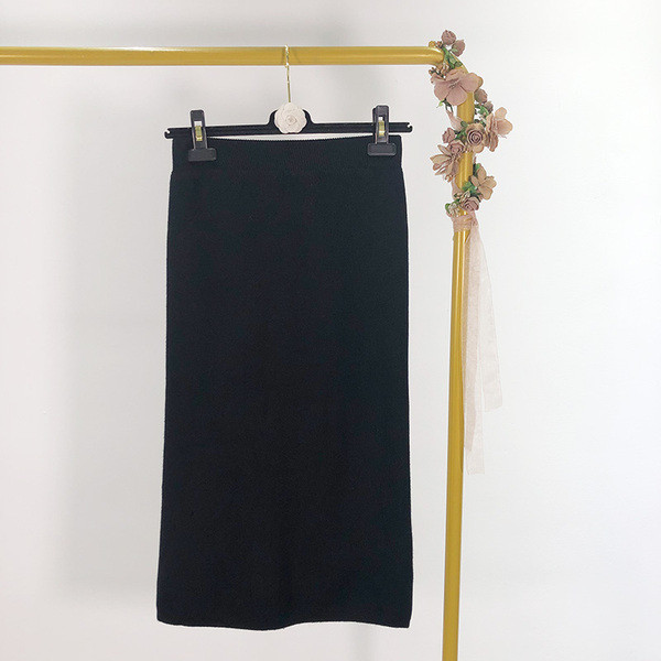 Hosszú kötött szoknya szürke és fekete színben gumis derékkal és hasítékkal