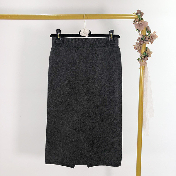 Hosszú kötött szoknya szürke és fekete színben gumis derékkal és hasítékkal