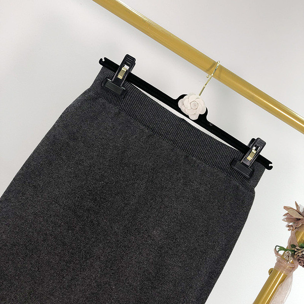 Hosszú kötött szoknya szürke és fekete színben gumis derékkal és hasítékkal