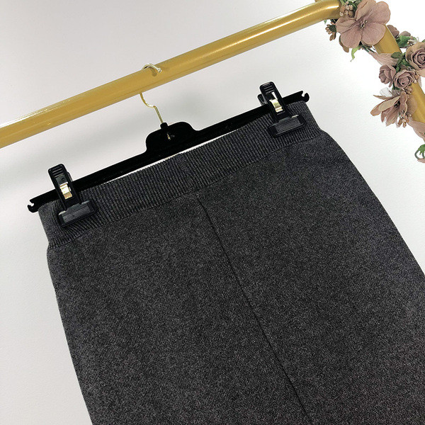 Hosszú kötött szoknya szürke és fekete színben gumis derékkal és hasítékkal