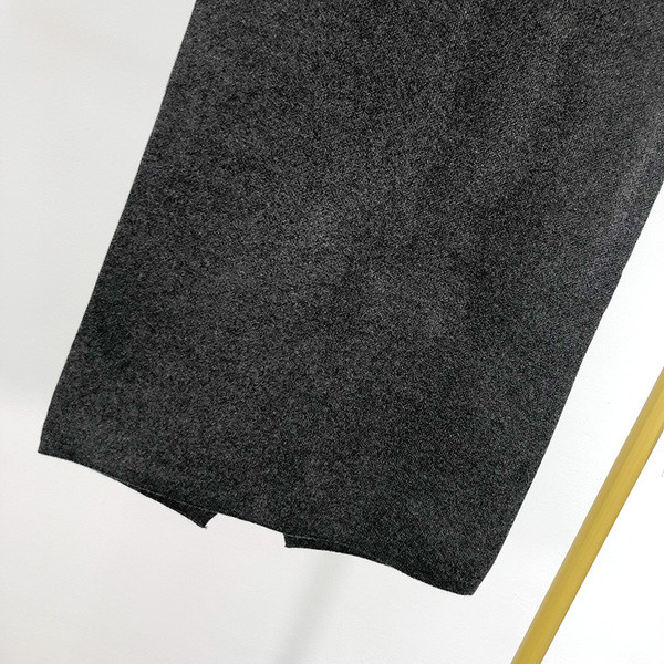 Hosszú kötött szoknya szürke és fekete színben gumis derékkal és hasítékkal