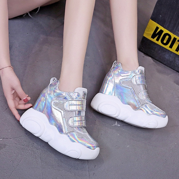 Modern női platform tornacipő ezüst, bézs és fehér színben