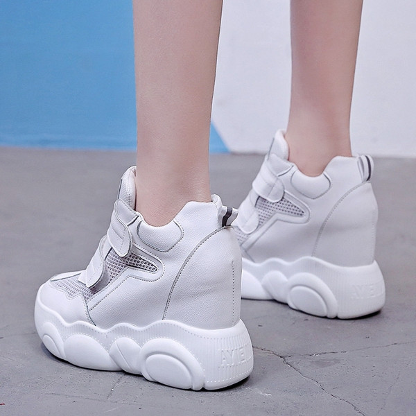 Modern női platform tornacipő ezüst, bézs és fehér színben