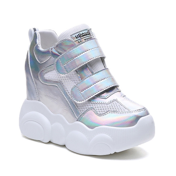 Modern női platform tornacipő ezüst, bézs és fehér színben